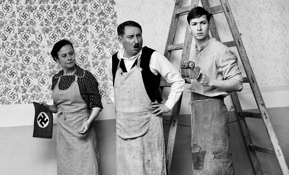 Fotografie z filmu Krajina ve stínu - Petra Špalková, Robert Mikluš a Adam Langer