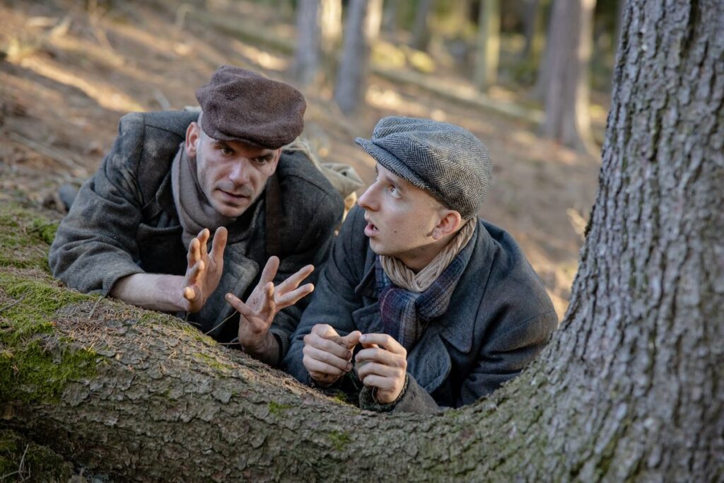 Fotografie z filmu Zpráva - Noel Czuczor jako Fredy a Peter Ondrejička jako Valér