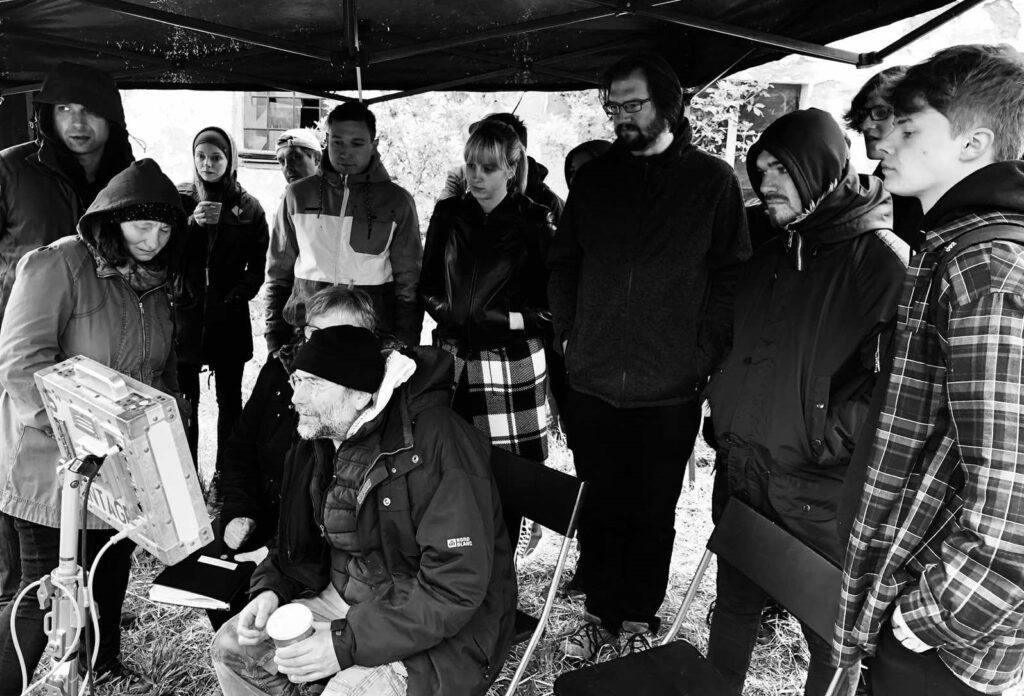 Fotografie z natáčení filmu Krajina ve stínu: Napjatý Bohdan Sláma u monitoru