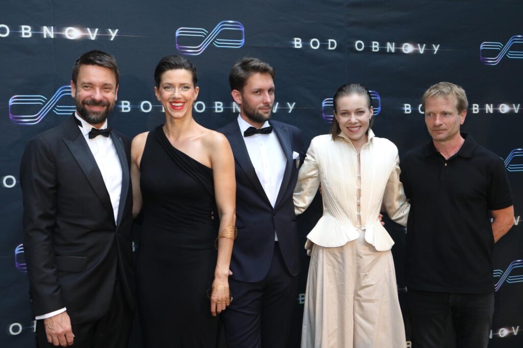 Režisér Robert Hloz (uprostřed) se svými herci, zleva Václav Neužil, Andrea Mohylová, Agáta Kryštůfková a Matěj Hádek.