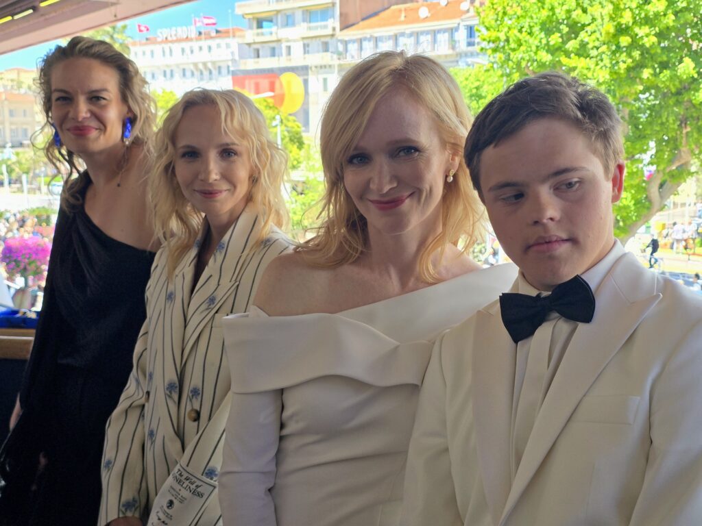 Za deset minut to vypukne, nervozita stoupá. Zleva hlavní herecké hvězdy našeho filmu Juliana Brutovská, Jana Plodková, Anna Geislerová a David Vodstrčil.