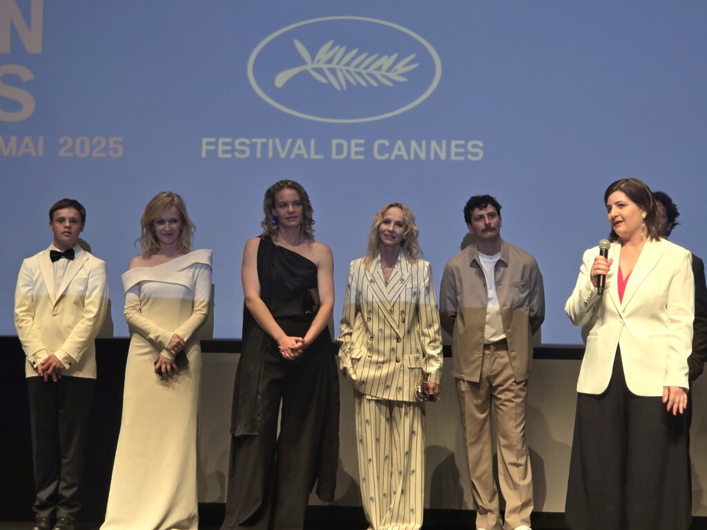 Krátké úvodní slovo režisérky Zuzany Kirchnerové a jde se na to! O tom, že jsme v Cannes opravdu hodně dlouho nebyli, svědčí úvodní představovací řeč ředitele festivalu Thierryho Frémauxe. Netušil, jak se naše země vlastně jmenuje a hledal pomoc u publika.