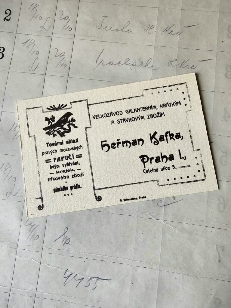 Přikládám fotku, kterou jsem si pro štěstí vyfotil první natáčecí den na place. Vizitka Heřmana Kafky, otce Franze Kafky.