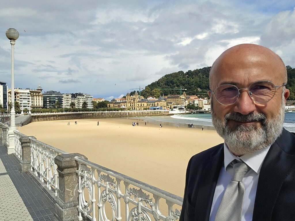 Znovu v obleku na pláži. A znovu s filmem. Tentokrát hned se dvěma. Na festivalu v San Sebastianu na severu Španělska.