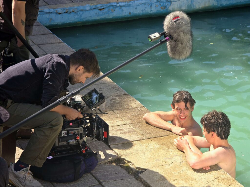 Kameraman Tomáš Frkal a herci Vojtěch Franců a Antonio Šoposki. Foto: Česká televize.