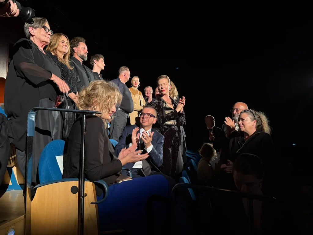 Aplaus po skončení soutěžní projekce. Zleva nahoře režisérka Agnieszka Holland, producentka Šárka Cimbalová, kameraman Tomasz Naumiuk, představitel titulní role Idan Weiss a představitel Kafkova otce Peter Kurth. Dole moje maličkost společně s Andreou Metcalfe z distribuční společnosti Bioscop.