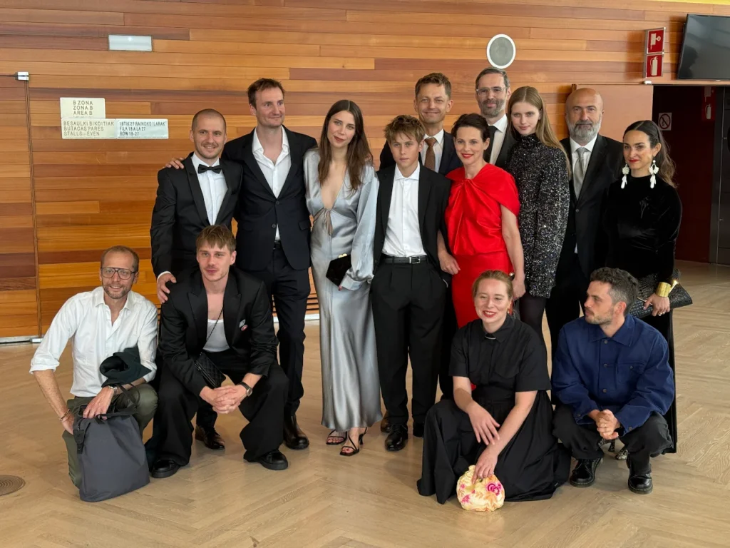 Tvůrčí tým filmu Nevděčné bytosti. Uprostřed režisér Olmo Omerzu, autorka hudby Monika Omerzu Midriaková, herec Antonín Chmela, producent Jiří Konečný, herečka Barbora Bobuľová, herečka Dexter Franz a moje maličkost.