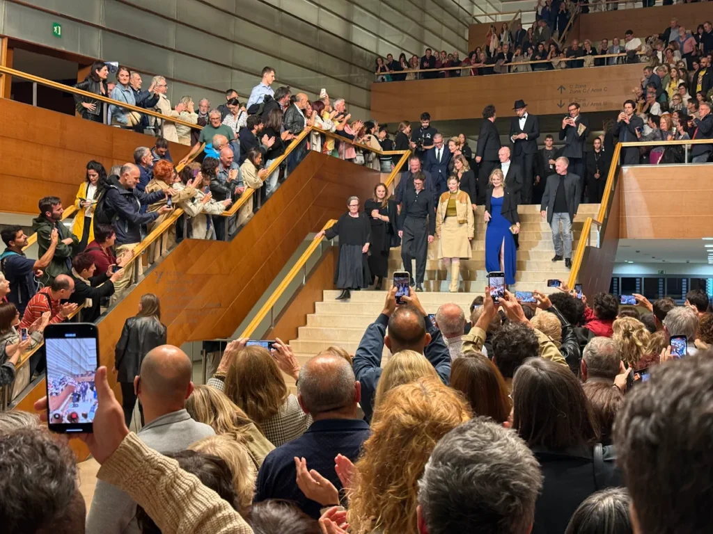 V San Sebastianu mají moc hezký zvyk. Netleská se jen v sále bezprostředně po skončení filmu, ale také při odchodu delegace ze sálu. Diváci vytvoří na schodišti špalír a dokáží tvůrčí tým zahrnout opravdu mohutnými ovacemi. U Franze byly ovace opravdu mimořádné.