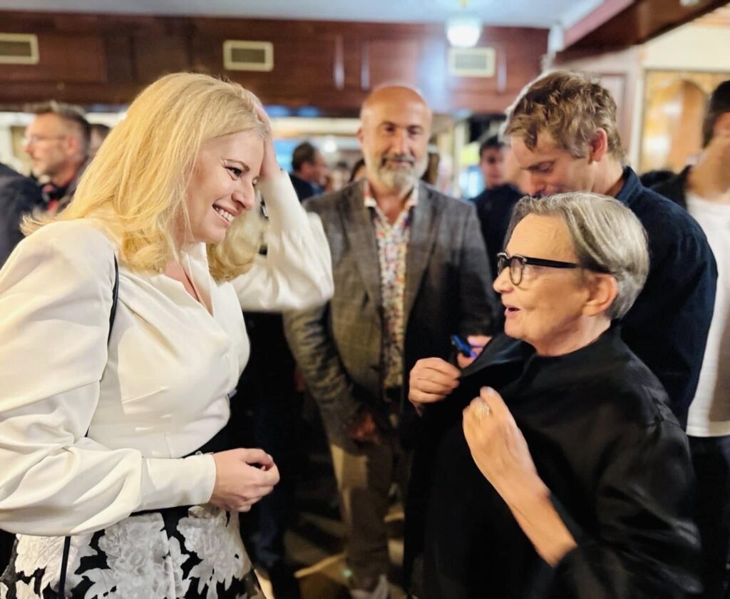 Na pražskou premiéru přišla i bývalá slovenská prezidentka Zuzana Čaputová. Na svůj profil na facebooku posléze napsala: "Výnimočný film o výnimočnom spisovateľovi. S potešením som prijala pozvanie pani režisérky Agnieszky Holland na českú premiéru filmu Franz v Prahe. Film o Kafkovi nemohol byť natočený konvenčne a myslím, že ani lepšie. Gratulujem tvorcom." Děkujeme!