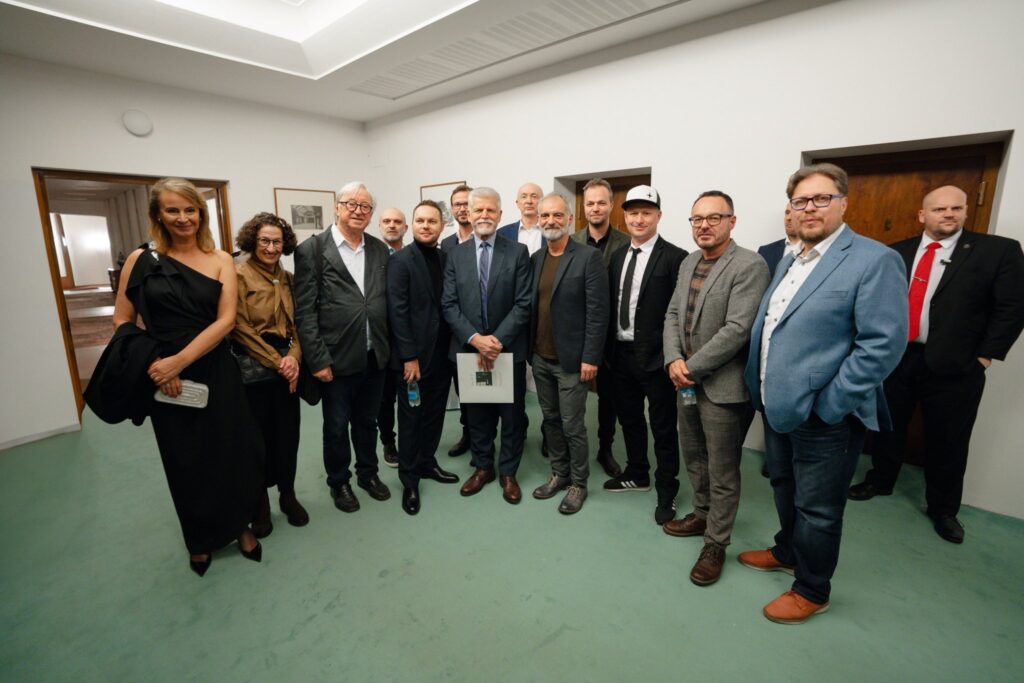 Delegace tvůrců s prezidentem republiky.