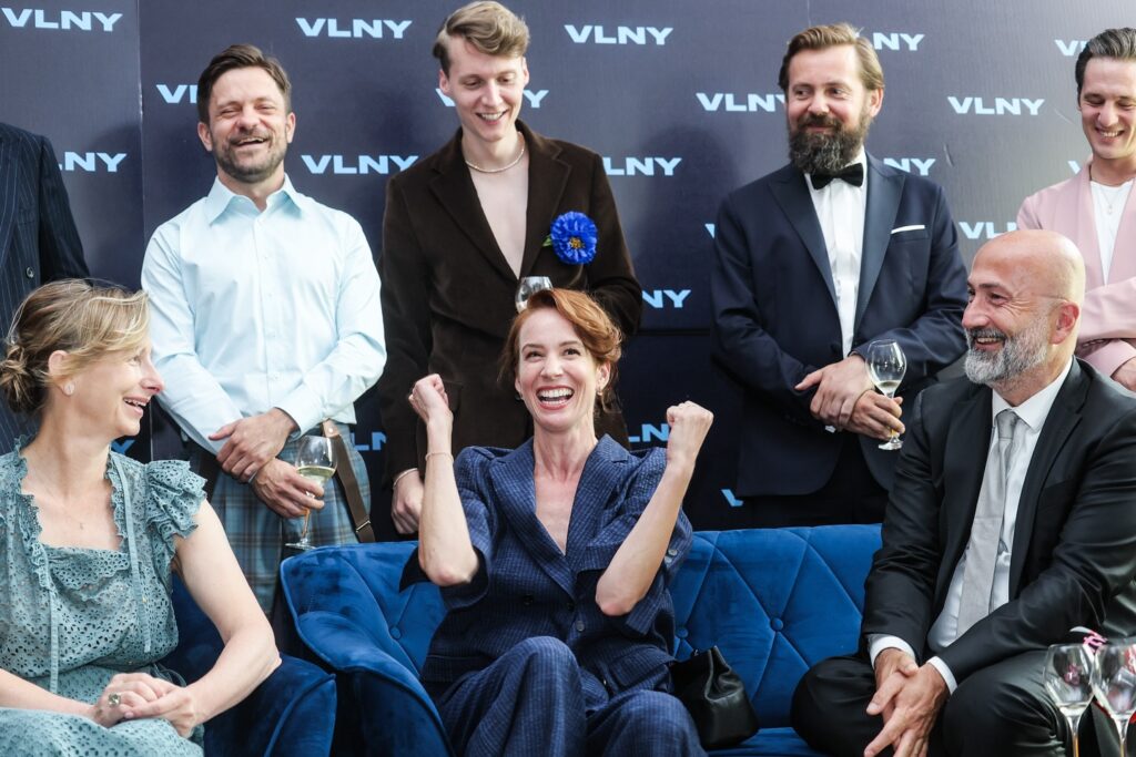 Tuhle fotku mám hodně rád. Je to krátce po světové premiéře filmu "Vlny" na karlovarském festivalu. Je tam hodně euforie a  ještě víc emocí. Bylo to tuším jeden nebo dva dny před koncem RTVS. Vláda Roberta Fica slovenskou veřejnoprávní televizi zrušila a k obrazu svému si postavila svoji vlastní televizi se svými vlastními lidmi. Prvního ledna 2026, kdy budou mít "Vlny" svoji televizní premiéru na obrazovkách české veřejnoprávní televize, už Tatiana Pauhofová nebude členkou Slovenského národního divadla. Dostala vyhazov v rámci "konsolidace", To slovo je až nápadně podobné slovu "normalizace". 