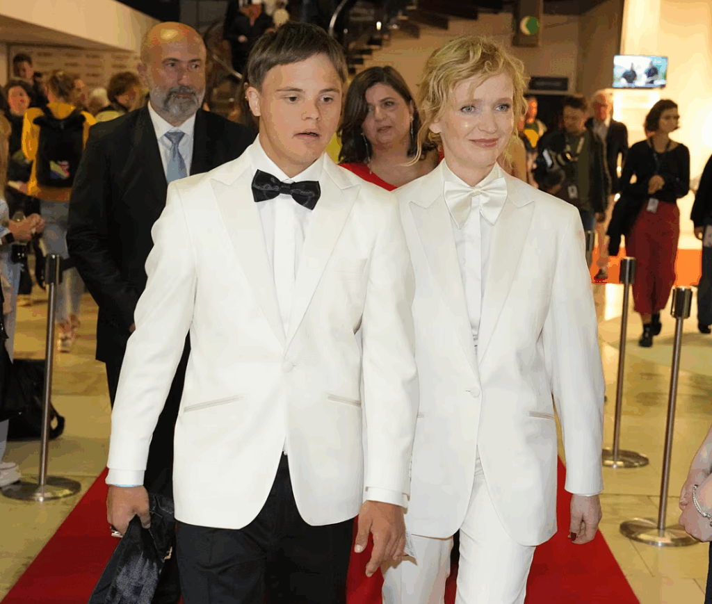 David Vodstrčil, Anna Geislerová, Zuzana Kirchnerová a moje maličkost na červeném koberci v Karlových Varech.