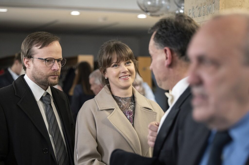 Manželé Polečtí v podání Kryštofa Hádka a Jenovéfy Bokové. Foto: Pavla Černá/Česká televize.