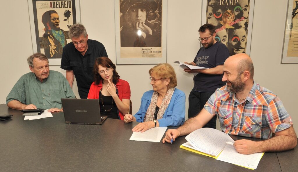 Kdysi dávno ve Filmovém centru během tzv. dramaturgických rad. Zleva Pavel Hajný, Kristián Suda, Kristína Májová, Marcela Pittermannová, Tomáš Baldýnský a moje maličkost.