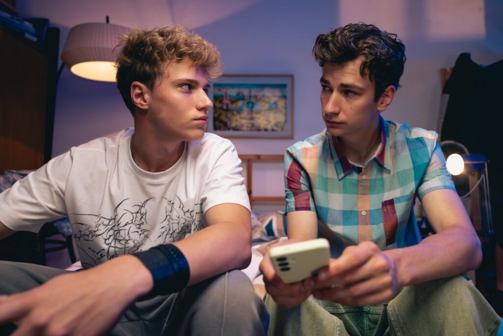 Složitý a komplikovaný je vztah Radka (Adam Buš) a Mattyho (Antonio Šoposki). Foto: Česká televize.