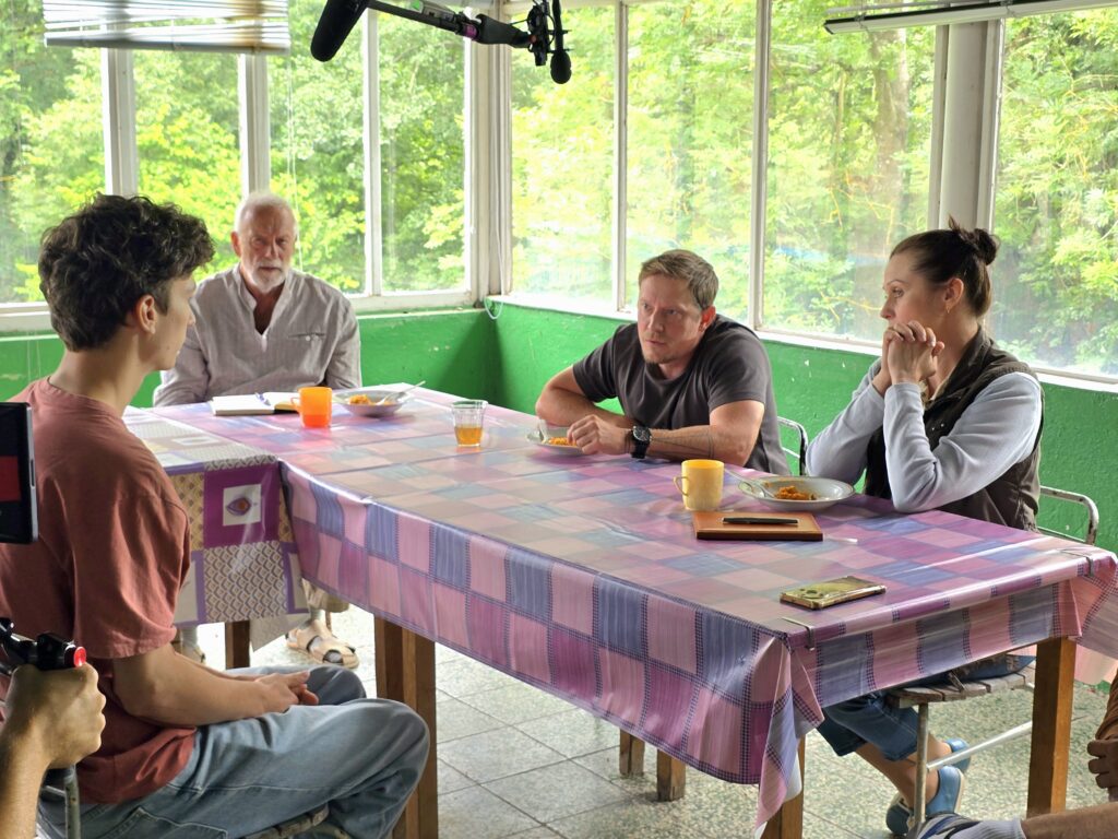Antonio Šoposki, Ladislav Kolář, Štěpán Benoni a Hana Briešťanská. Natáčelo se na jižní Moravě v rekreačním středisku Spálený mlýn