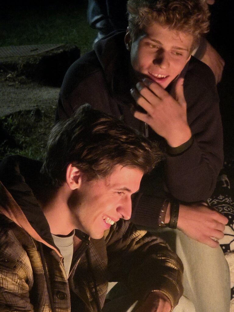 Vojtěch Franců a Adam Buš u ohně.