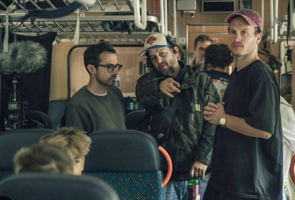 Režisér Michal Hogenauer (vlevo) během natáčení scén výletu dětí vlakem. Foto: Xova Film.