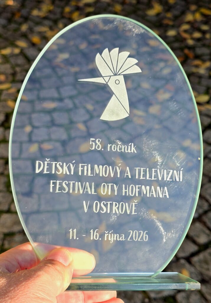 Bylo moc milé se v Ostrově po letech potkat s nestorkou a dobrou duší tohoto festivalu paní Walburgou Mikešovou. Bez těchhle regionálních nadšenců by neexistovala spousta úžasných akcí a já jsem moc rád, že díky těmto akcím můžeme naše filmy a seriály dostávat k divákům, dělat z nich chytřejší, kultivovanější, otevřenější, přemýšlivější lidi.