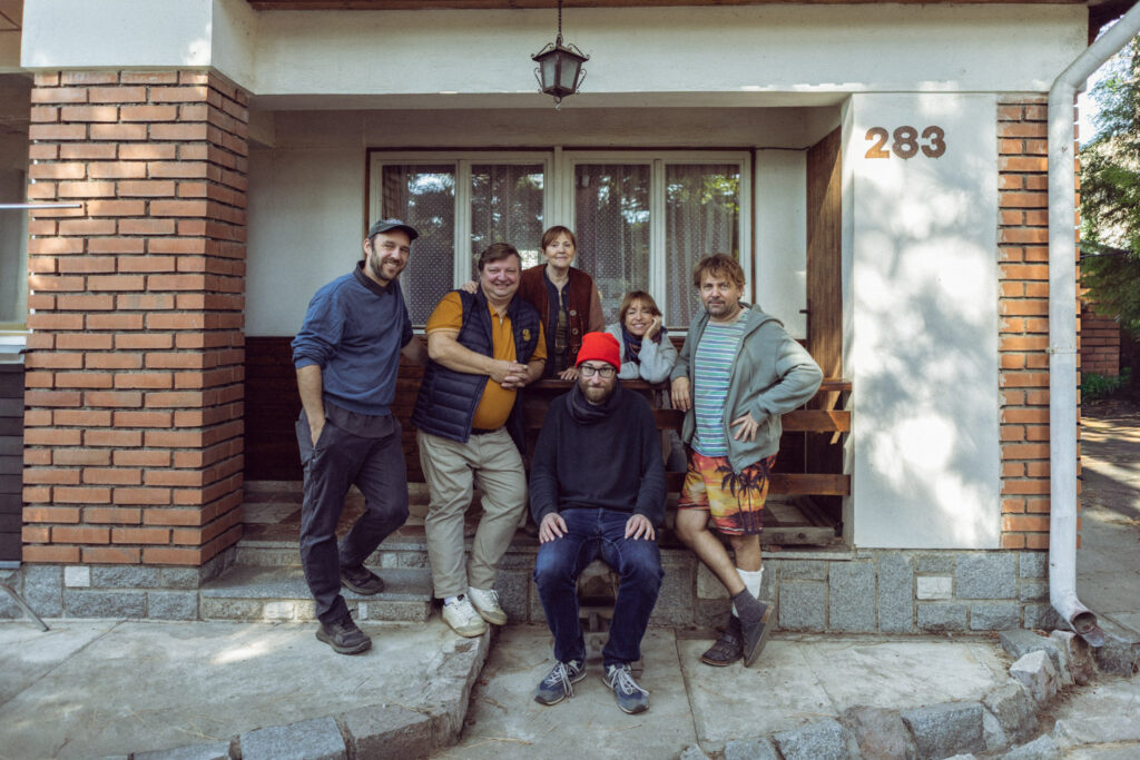 Zleva kameraman Jan Šuster, herci Michal Isteník a Lenka Termerová, scenárista a režisér Tomáš Pavlíček a herci Tatiana Dyková a Petr Lněnička. Foto: Dita Havránková/Bratři