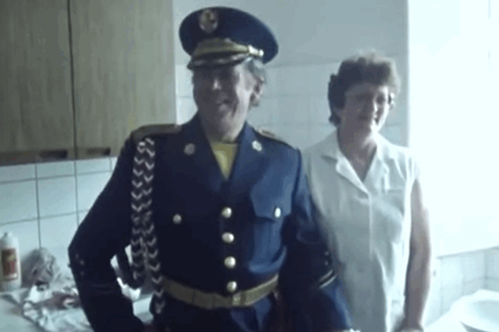 Prezident Václav Havel si zkouší nové uniformy Hradní stráže a dělá to s radostí klukovskou a sympaticky nakažlivou.